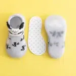 Chaussettes de dessin animé coordonnantes pour enfants, semelle en caoutchouc, premiers marcheurs en coton, chaussures d'intérieur pour tout-petits, bébé, nouveau, automne, hiver, 6 mois à 3 ans 2