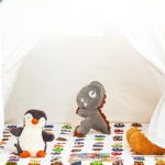 tipi_garcon_avec_tapis_2